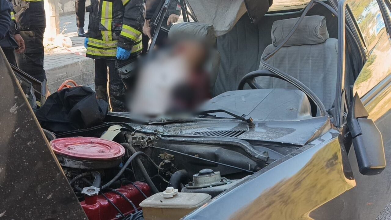Kontrolden çıkan otomobil park halindeki kamyonete ok gibi saplandı: 1 ölü, 4 yaralı