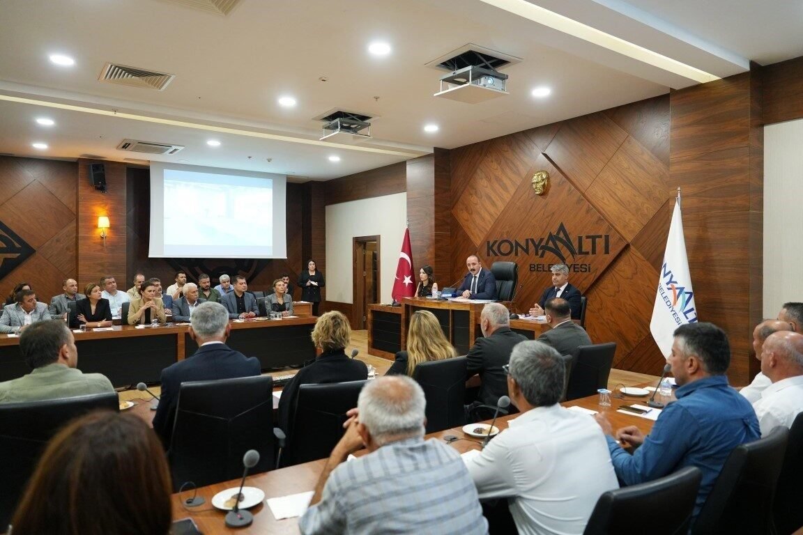 Konyaaltı Muhtarlar Meclisi’nde mahallelerin sorunları ve çözüm önerileri ele alındı