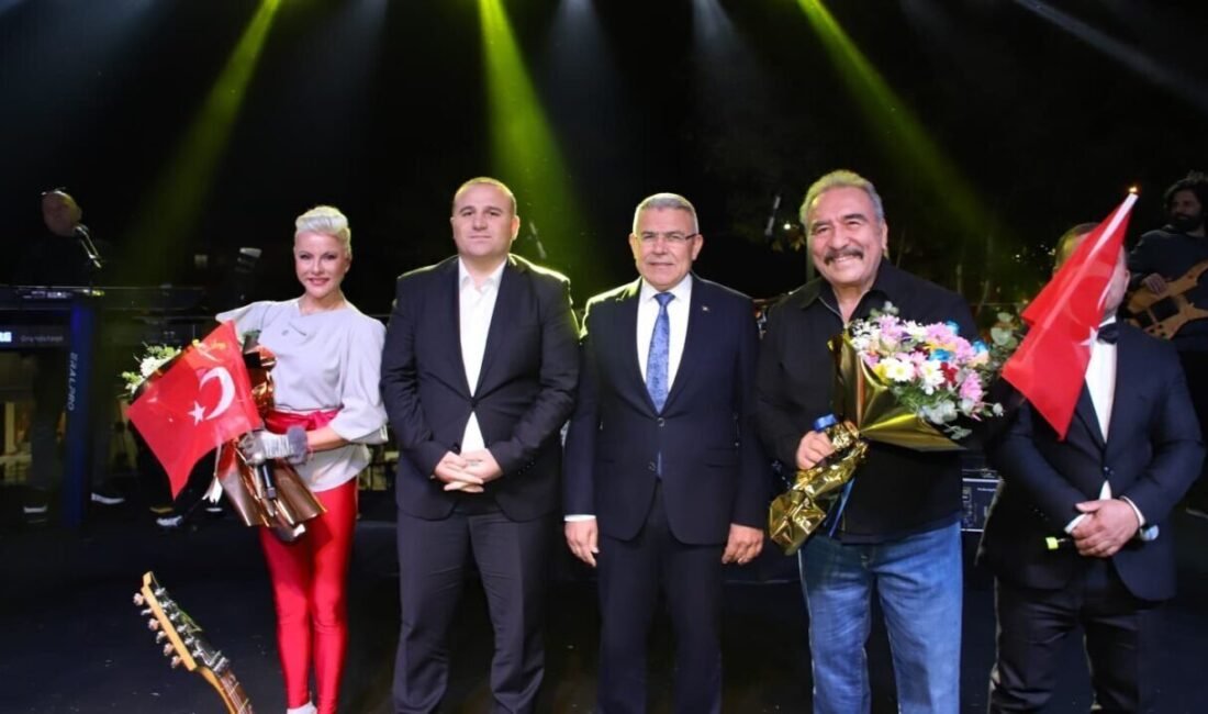 Köşk’teki konsere yoğun ilgi Cumhuriyet’in 102. yılı, Köşk’te binlerce vatandaşın katılımıyla büyük bir coşkuyla