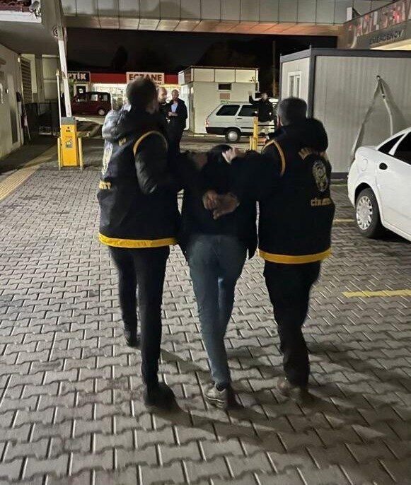Kucağındaki bebeğine rağmen eski eşini defalarca bıçaklayan zanlı yakalandı