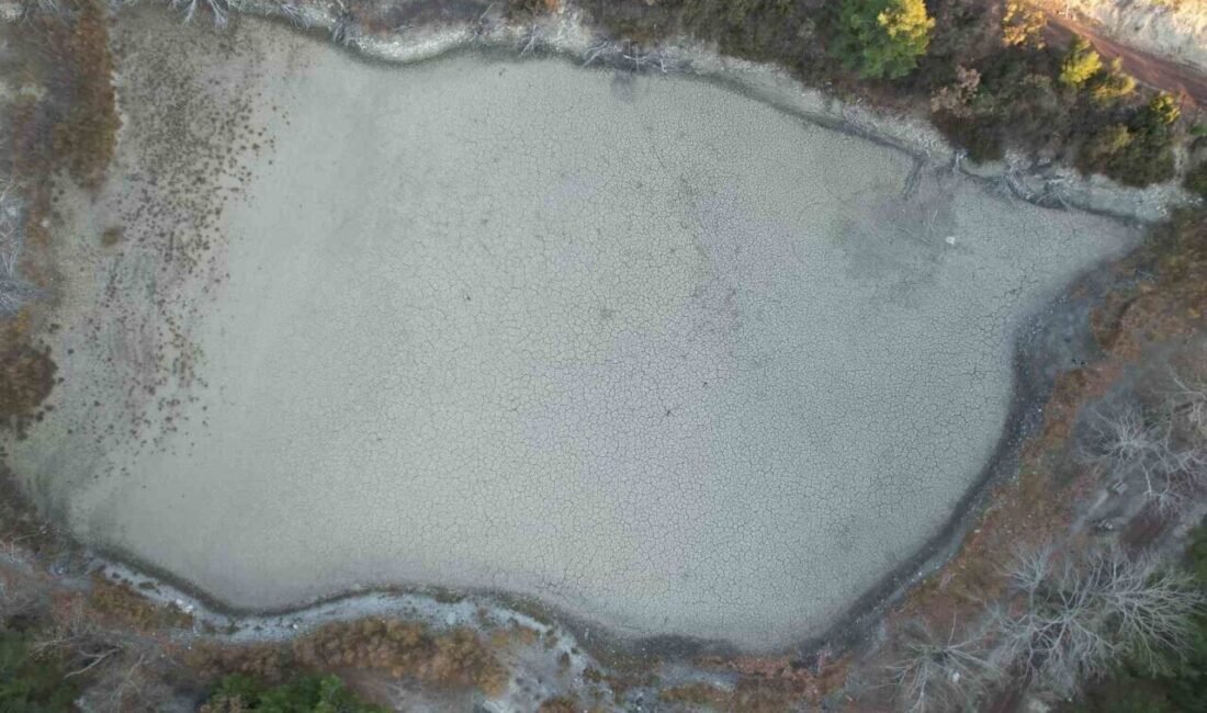 Kuruyan Kolak Gölünün eski ihtişamına kavuşması için aralıksız çalışmalar devam ediyor Denizli’nin Çameli ilçesinde doğal güzelliğiyle hem yaz hem de kışın