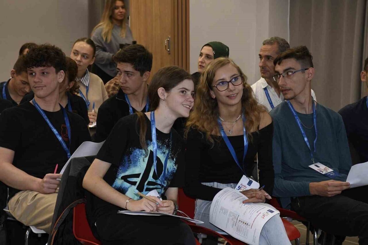 Kuşadası Kardeş Şehirler Gençlik Toplantısı başladı