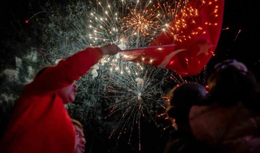 Kuşadası’nda Cumhuriyet coşkusu sokaklara taştı Cumhuriyet’in 102’nci yılı, Kuşadası’nda sabah saatlerinden itibaren başlayan törenlerin ardından
