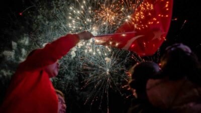 Cumhuriyet’in 102’nci yılı, Kuşadası’nda sabah saatlerinden itibaren başlayan törenlerin ardından