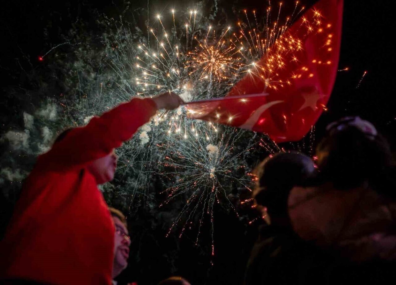 Kuşadası’nda Cumhuriyet coşkusu sokaklara taştı Kuşadası’nda Cumhuriyet coşkusu sokaklara taştı