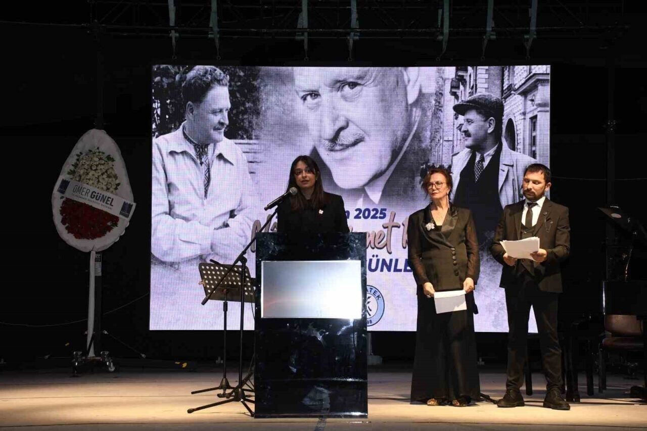 Kuşadası’nda Nazım’ın dizeleri 9 farklı dilde yankılandı Kuşadası’nda Nazım’ın dizeleri 9 farklı dilde yankılandı
