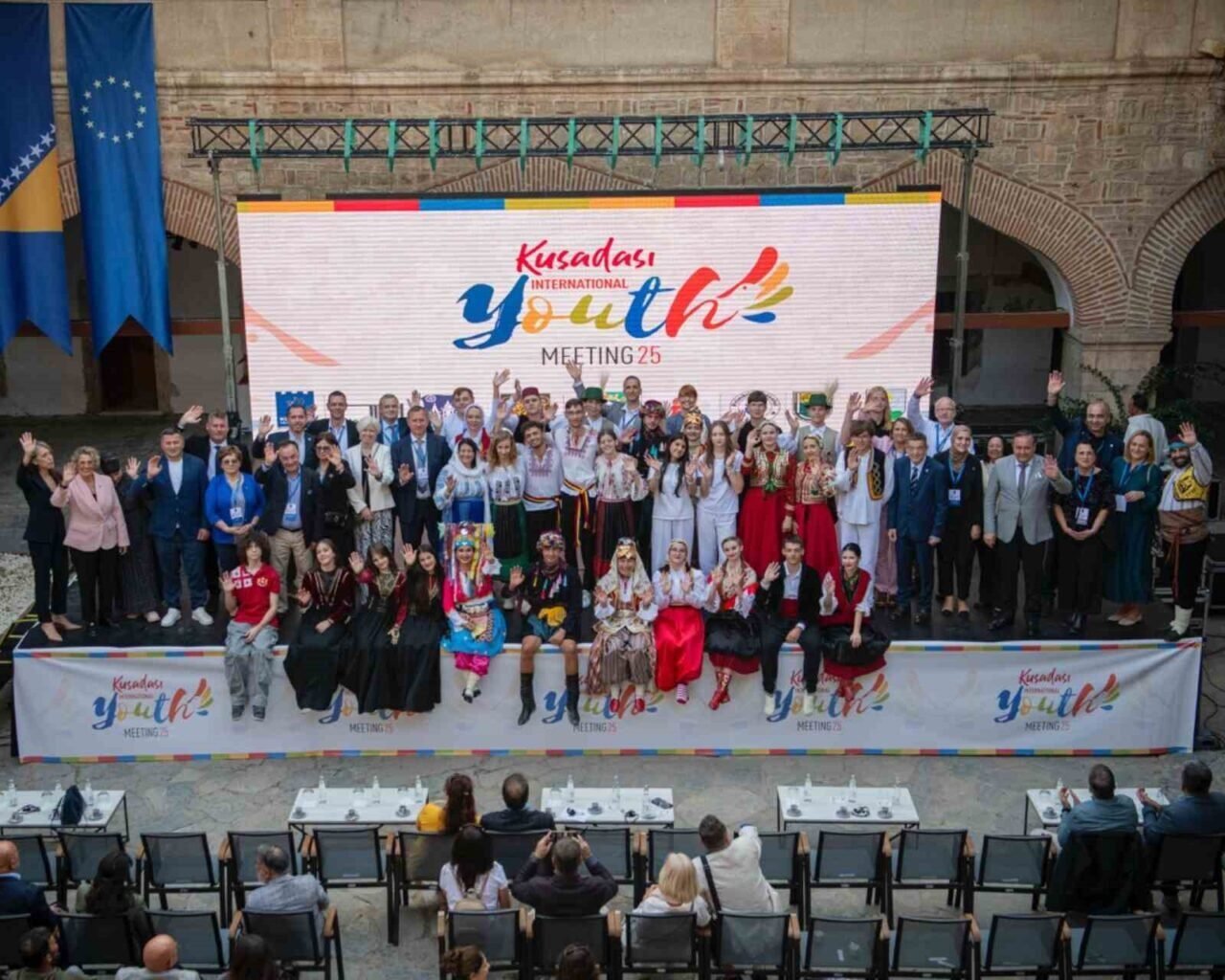 Kuşadası’ndan dünyaya barış, kardeşlik ve dostluk mesajları yollandı