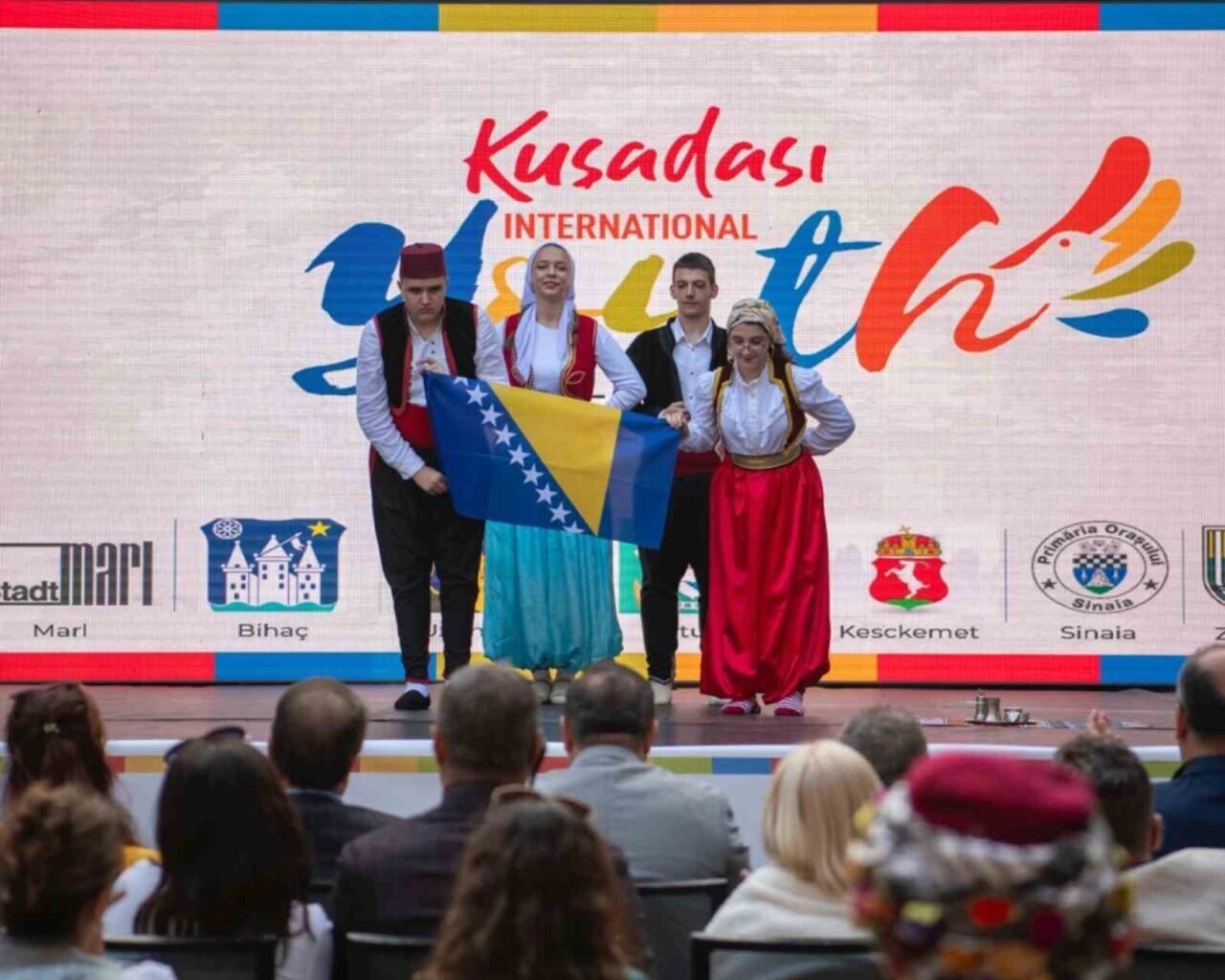 Kuşadası’ndan dünyaya barış, kardeşlik ve dostluk mesajları yollandı