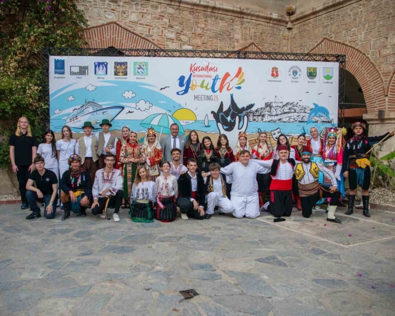 Kuşadası’ndan dünyaya barış, kardeşlik ve dostluk mesajları yollandı