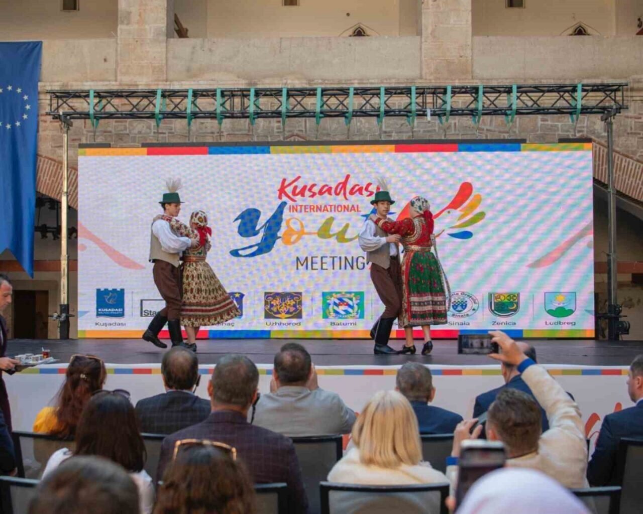 Kuşadası’ndan dünyaya barış, kardeşlik ve dostluk mesajları yollandı