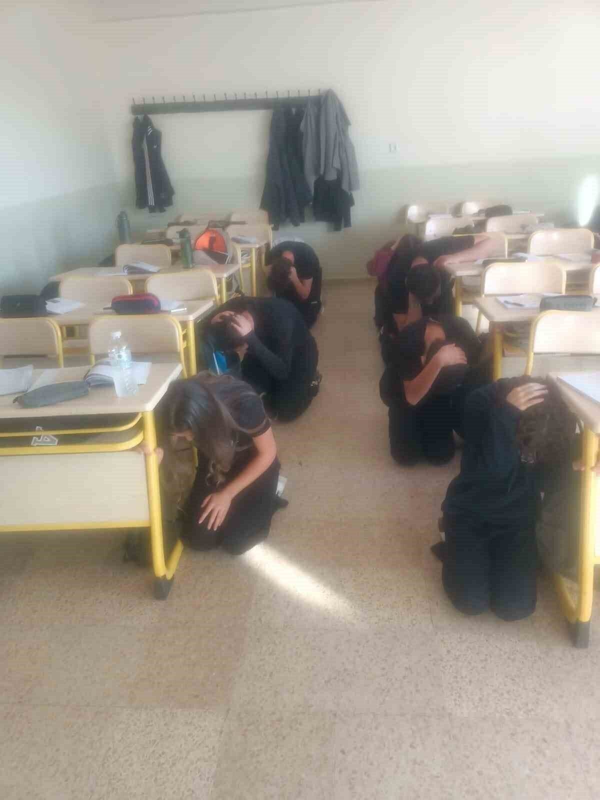Lise öğrencilerine deprem tahliye tatbikatı