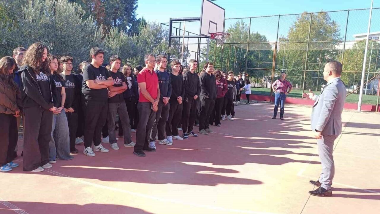 Lise öğrencilerine deprem tahliye tatbikatı
