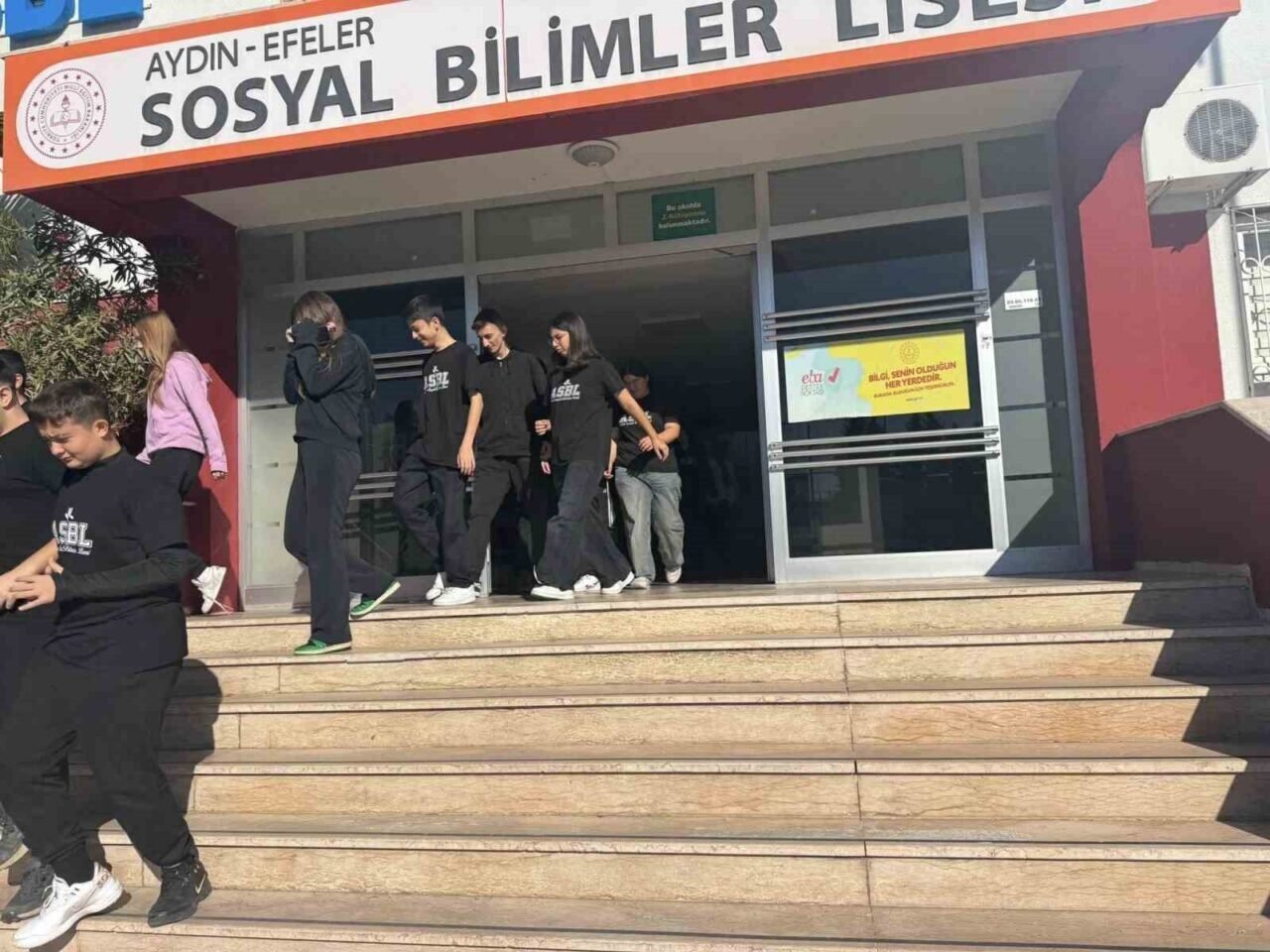 Lise öğrencilerine deprem tahliye tatbikatı