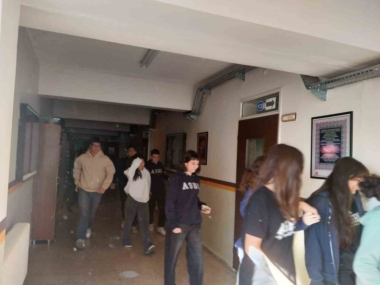 Lise öğrencilerine deprem tahliye tatbikatı