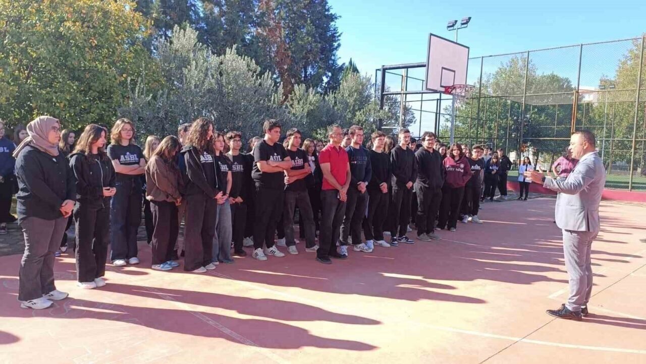 Lise öğrencilerine deprem tahliye tatbikatı