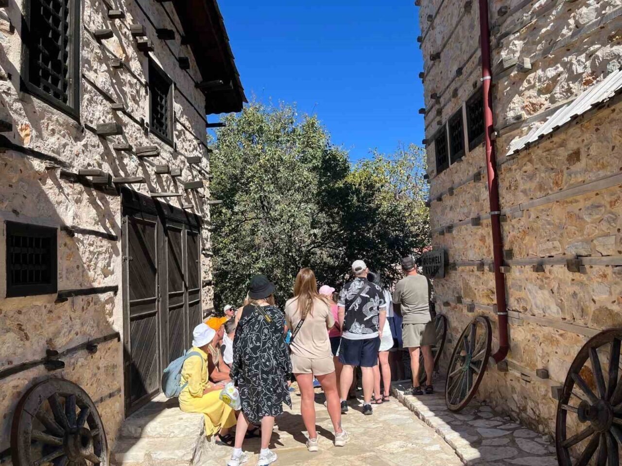 Litvanyalı turistler tarihi köye hayran kaldı