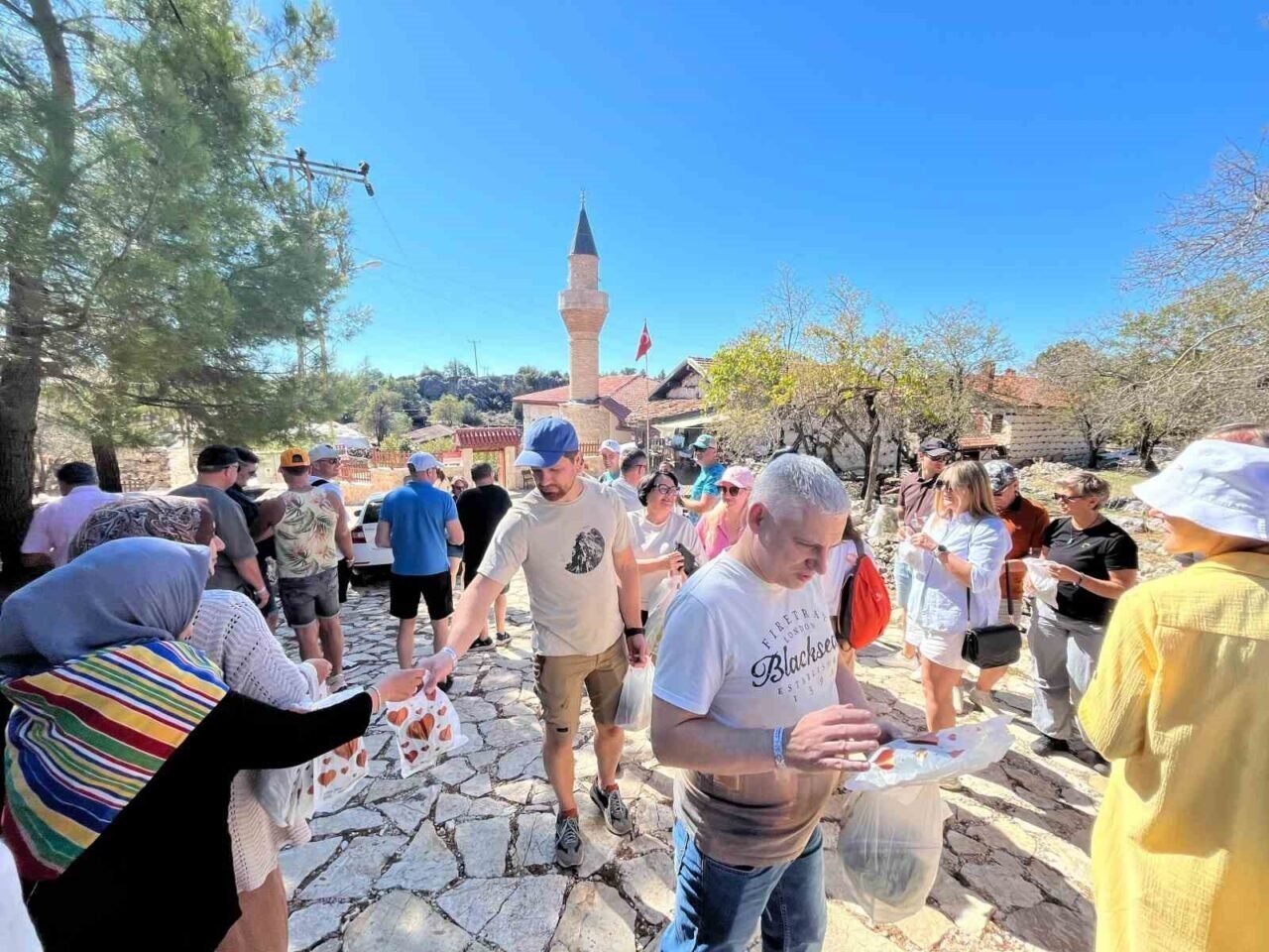 Litvanyalı turistler tarihi köye hayran kaldı
