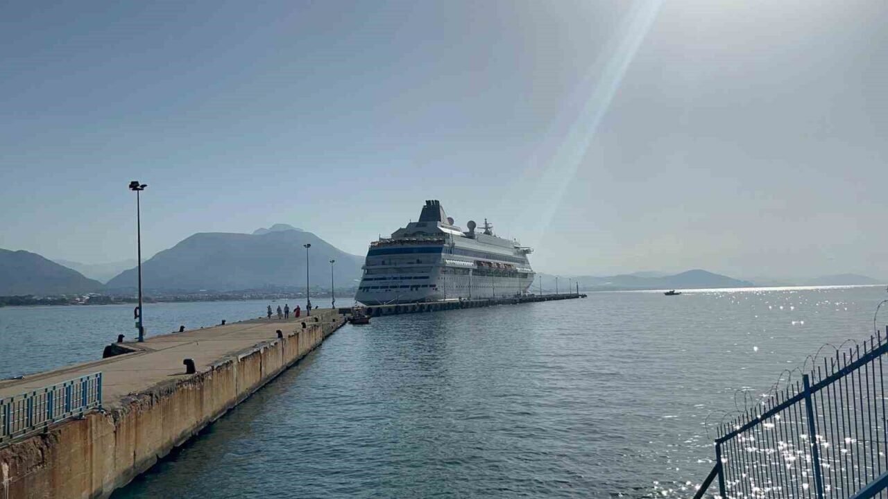 Lüks kruvaziyer 867 yolcu ve 469 mürettebatıyla Alanya’ya demirledi