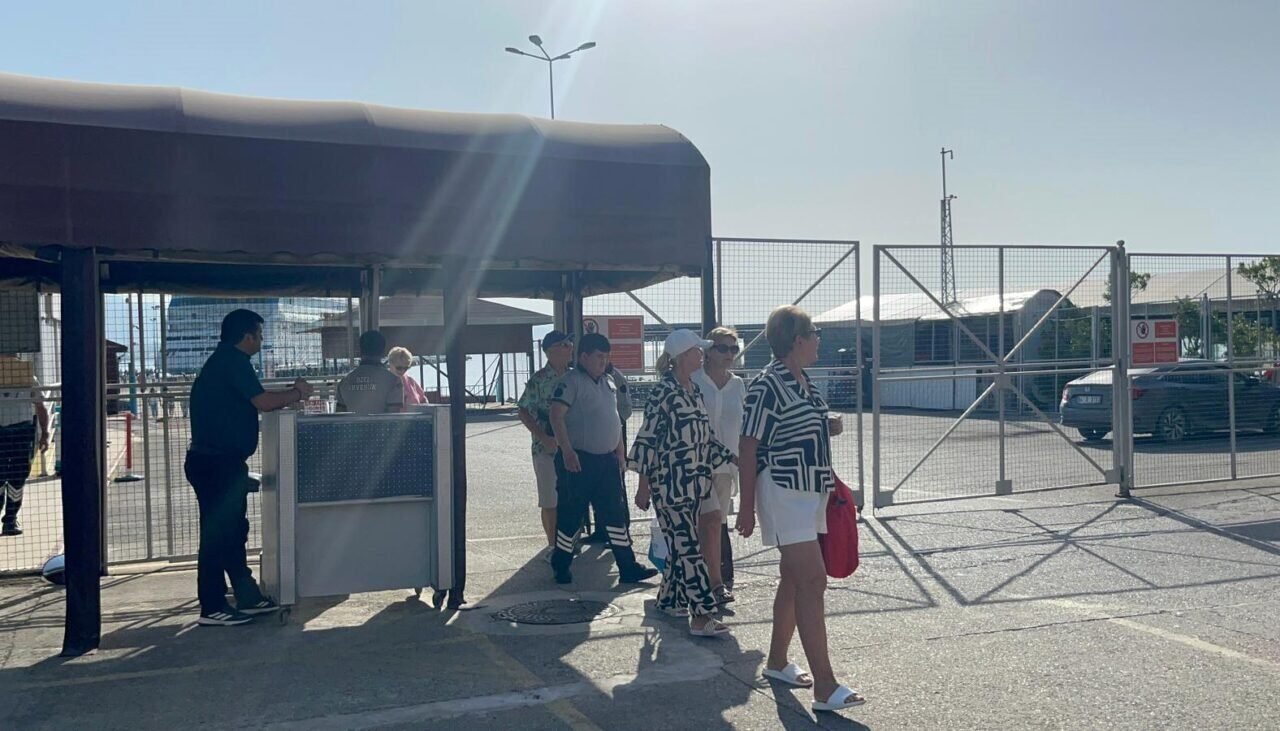 Lüks kruvaziyer 867 yolcu ve 469 mürettebatıyla Alanya’ya demirledi Lüks kruvaziyer 867 yolcu ve 469 mürettebatıyla Alanya’ya demirledi