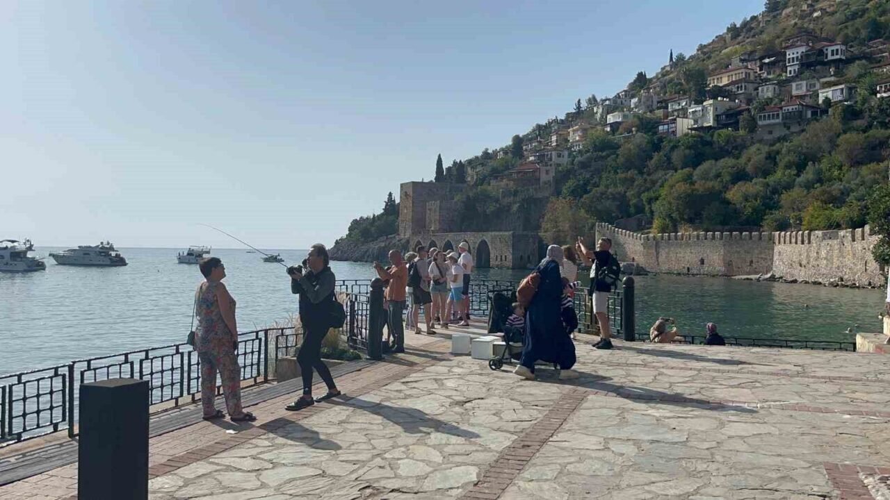 Lüks kruvaziyer 867 yolcu ve 469 mürettebatıyla Alanya’ya demirledi