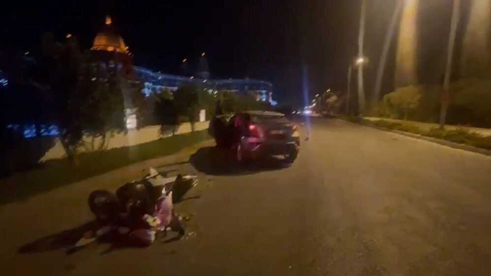 Manavgat’ta motosiklet ’U’ dönüşü yapan otomobile çarptı: 1 yaralı