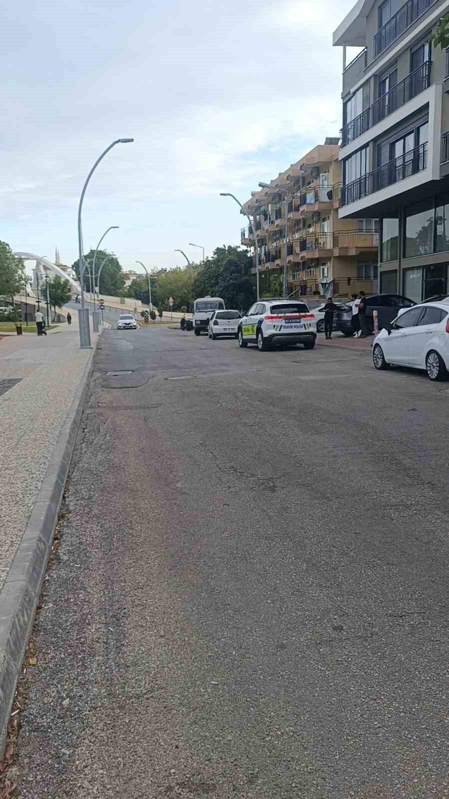 Manavgat’ta motosiklet yayaya çarpıştı: 2 yaralı