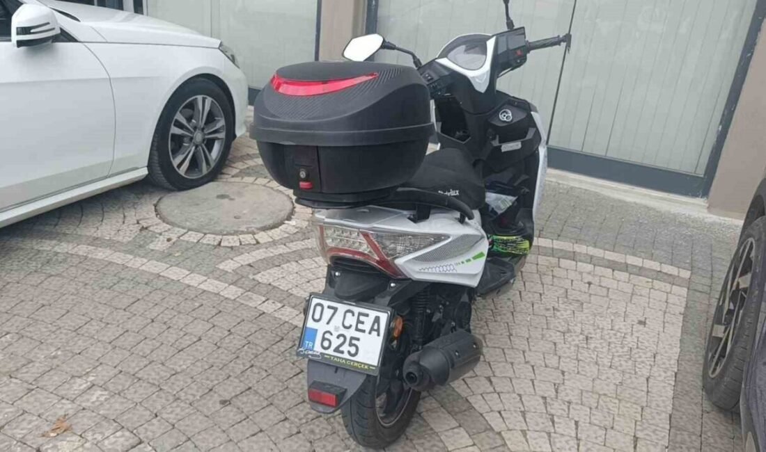 Antalya’nın Manavgat ilçesinde sollama yapan motosikletin yayaya çarpması sonucu meydana