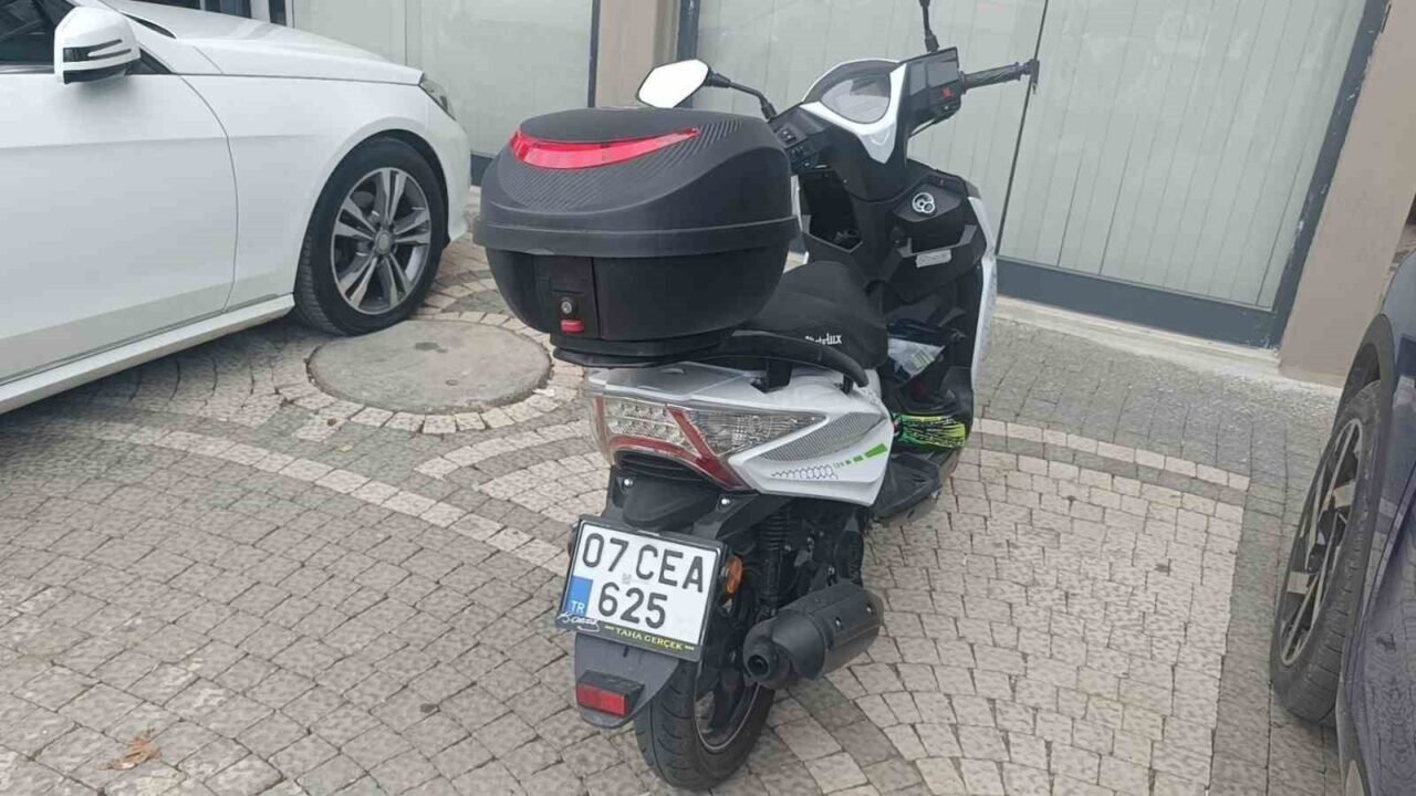 Manavgat’ta motosiklet yayaya çarpıştı: 2 yaralı Manavgat’ta motosiklet yayaya çarpıştı: 2 yaralı