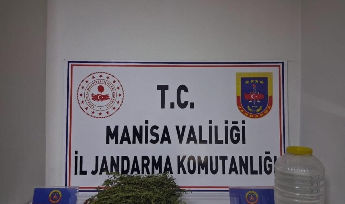 Manisa’da 320 gram esrar ve 10 litre kaçak alkol ele geçirildi Manisa’nın Salihli ilçesinde jandarma ekiplerinin gerçekleştirdiği operasyonda bir evde uyuşturucu