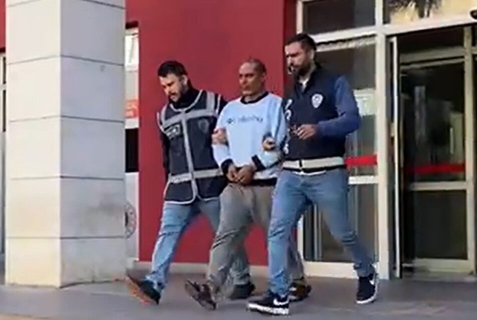Manisa’nın Turgutlu ilçesinde kendisinden ayrılmak isteyen eşini, tüfekle vurarak öldüren
