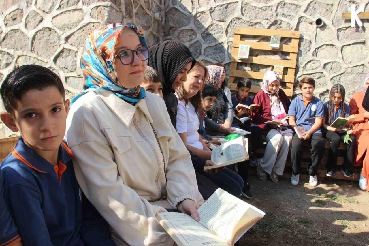 Manisa’da eğitim doğayla bütünleşti: Telefon yerine kitap, ekran yerine doğa