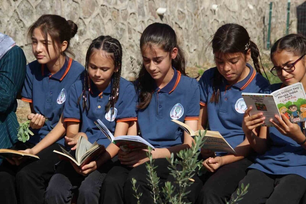 Manisa’da eğitim doğayla bütünleşti: Telefon yerine kitap, ekran yerine doğa