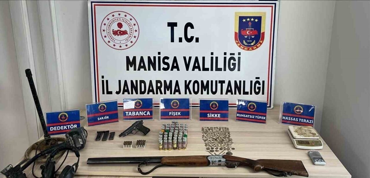 Manisa’da tarihi eser operasyonu: 289 obje, silahlar ve dedektör ele geçirildi Manisa’da tarihi eser operasyonu: 289 obje, silahlar ve dedektör ele geçirildi