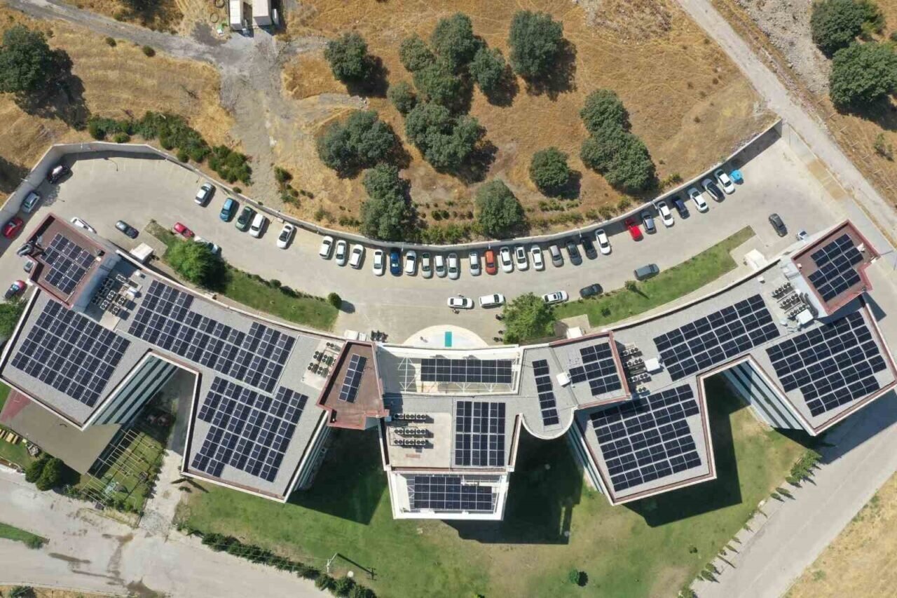 MCBÜ kampüsü elektrik ihtiyacını Enerjisa ile güneşten sağlayacak MCBÜ kampüsü elektrik ihtiyacını Enerjisa ile güneşten sağlayacak