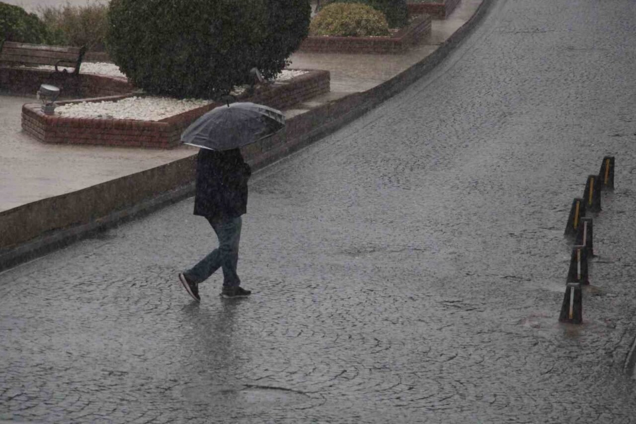 Meteorolojiden kısa süreli sağanak yağış uyarısı Meteorolojiden kısa süreli sağanak yağış uyarısı