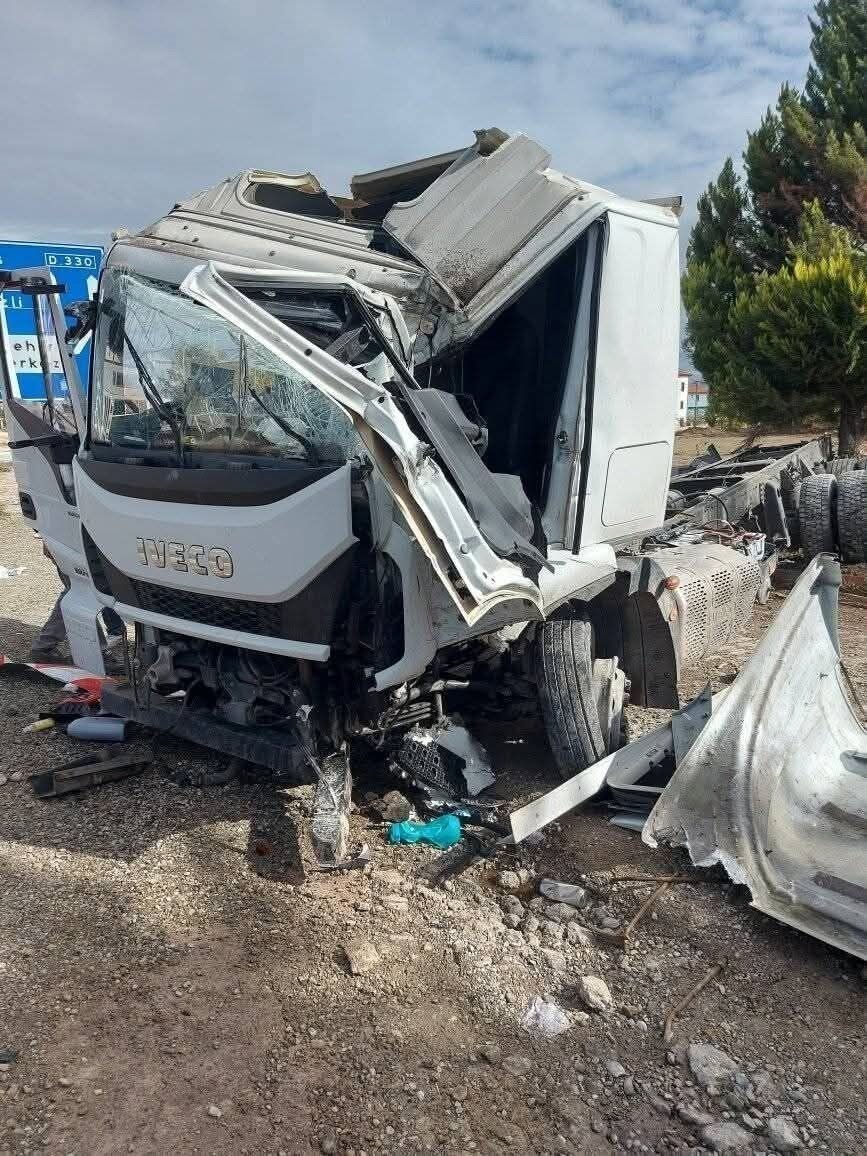 Meyve yüklü tır devrildi Meyve yüklü tır devrildi