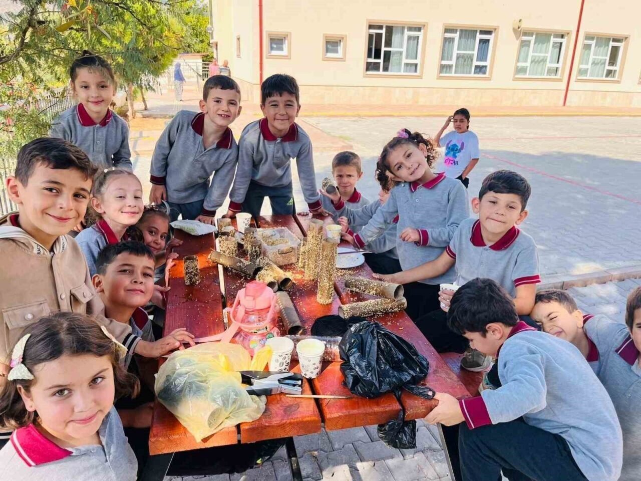 Minik ellerden sokak hayvanlarına sevgi dolu yiyecekler Minik ellerden sokak hayvanlarına sevgi dolu yiyecekler