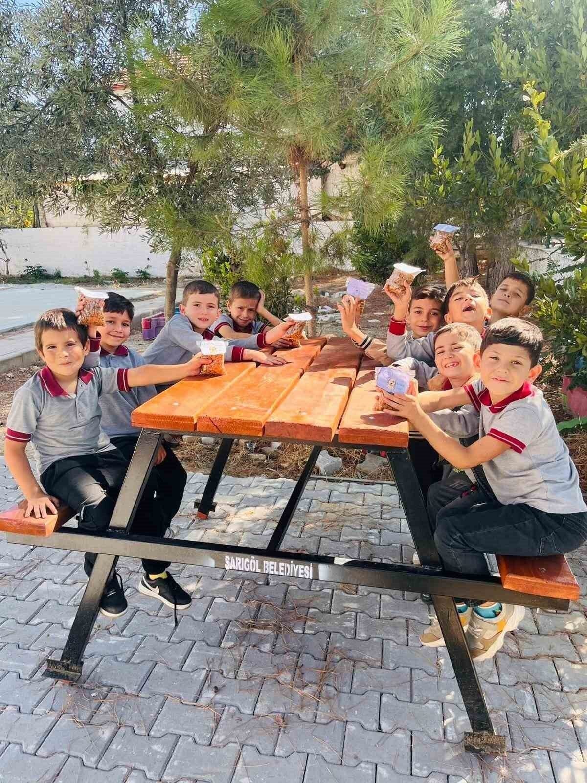 Minik ellerden sokak hayvanlarına sevgi dolu yiyecekler