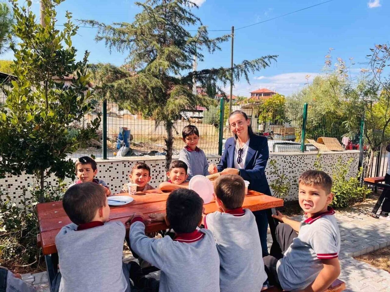 Minik ellerden sokak hayvanlarına sevgi dolu yiyecekler