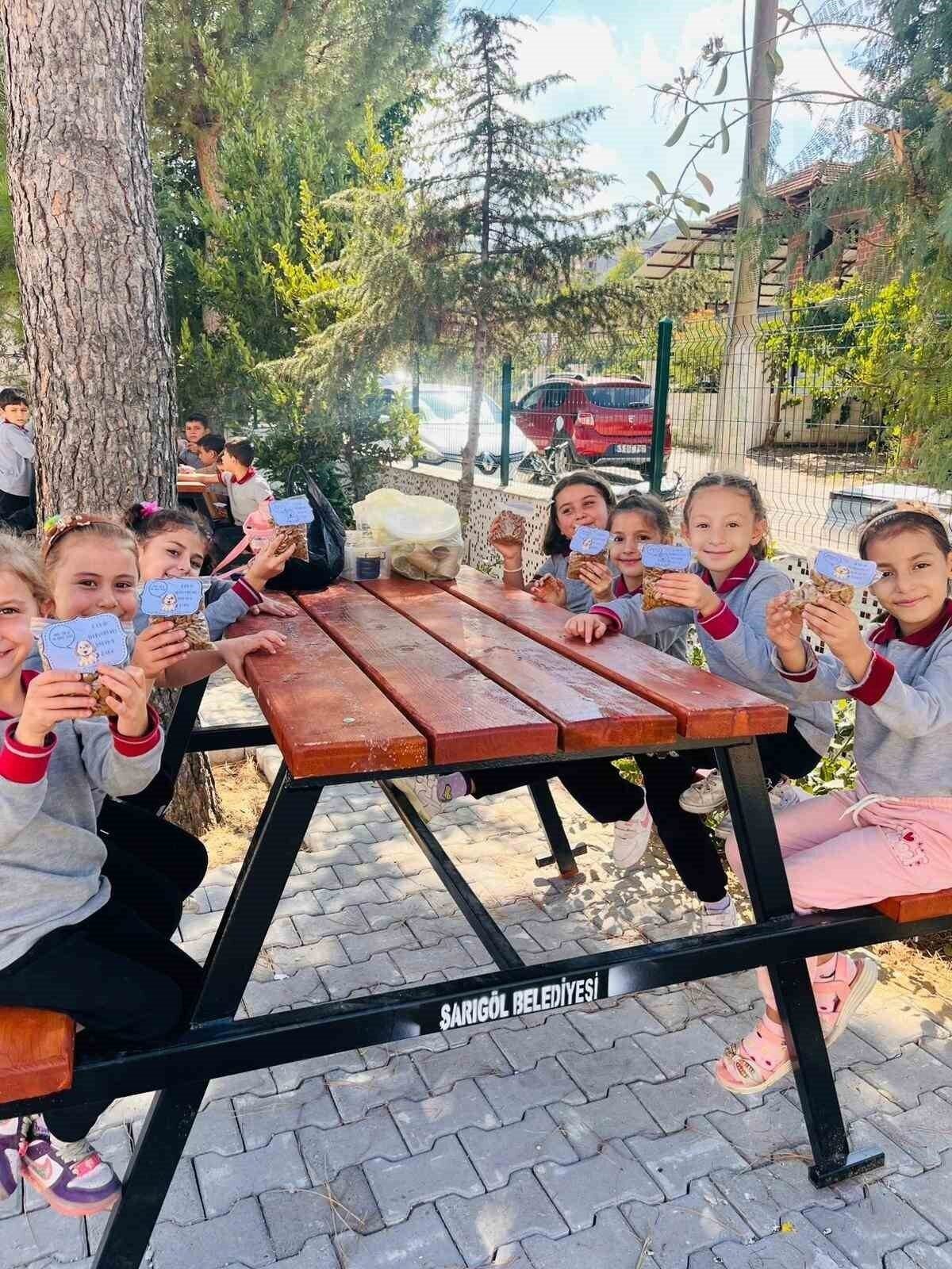 Minik ellerden sokak hayvanlarına sevgi dolu yiyecekler