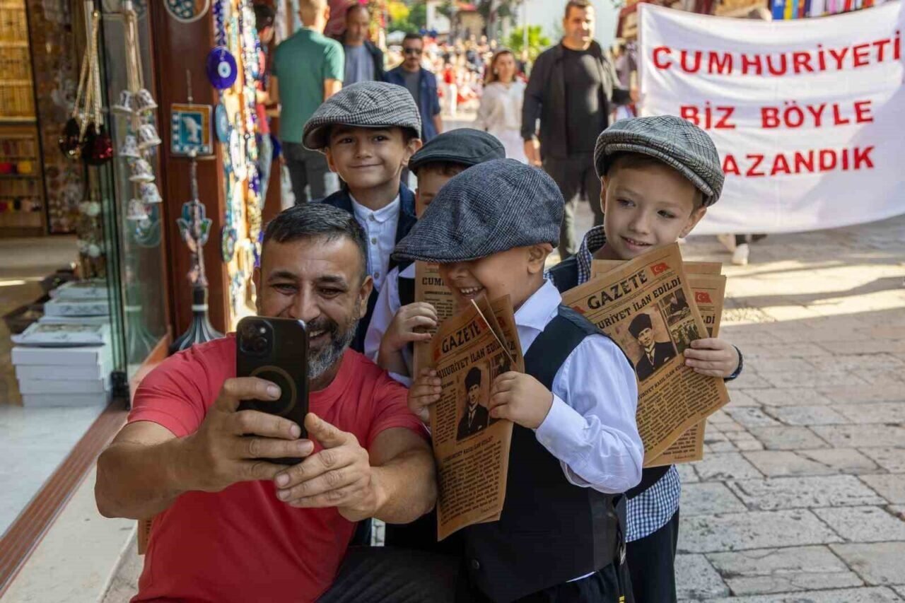 Minik öğrenciler 102 yıl öncesinin gazetecileri oldu Minik öğrenciler 102 yıl öncesinin gazetecileri oldu