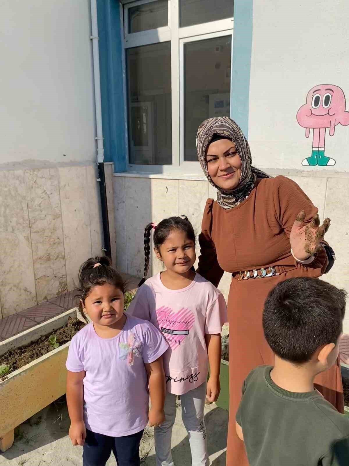 Minik öğrenciler fidan dikmeyi öğrendi