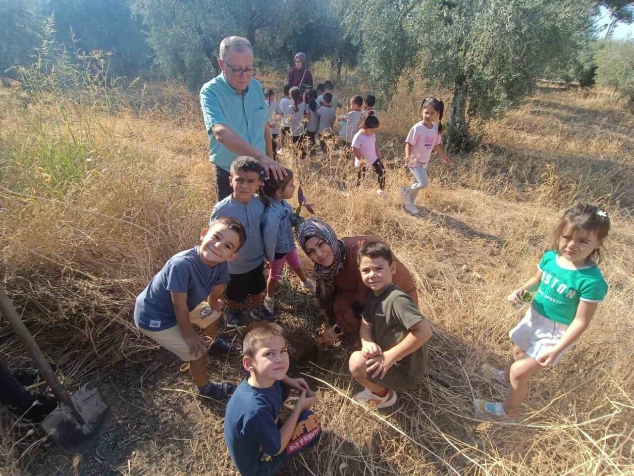 Minik öğrenciler fidan dikmeyi öğrendi Minik öğrenciler fidan dikmeyi öğrendi
