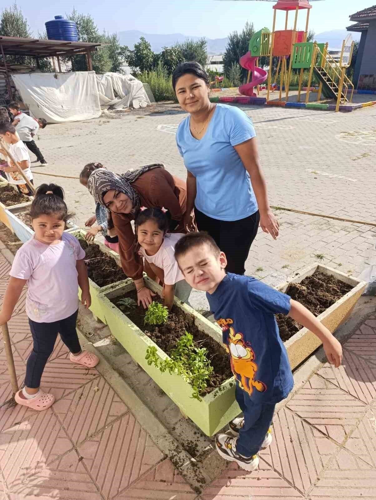 Minik öğrenciler fidan dikmeyi öğrendi