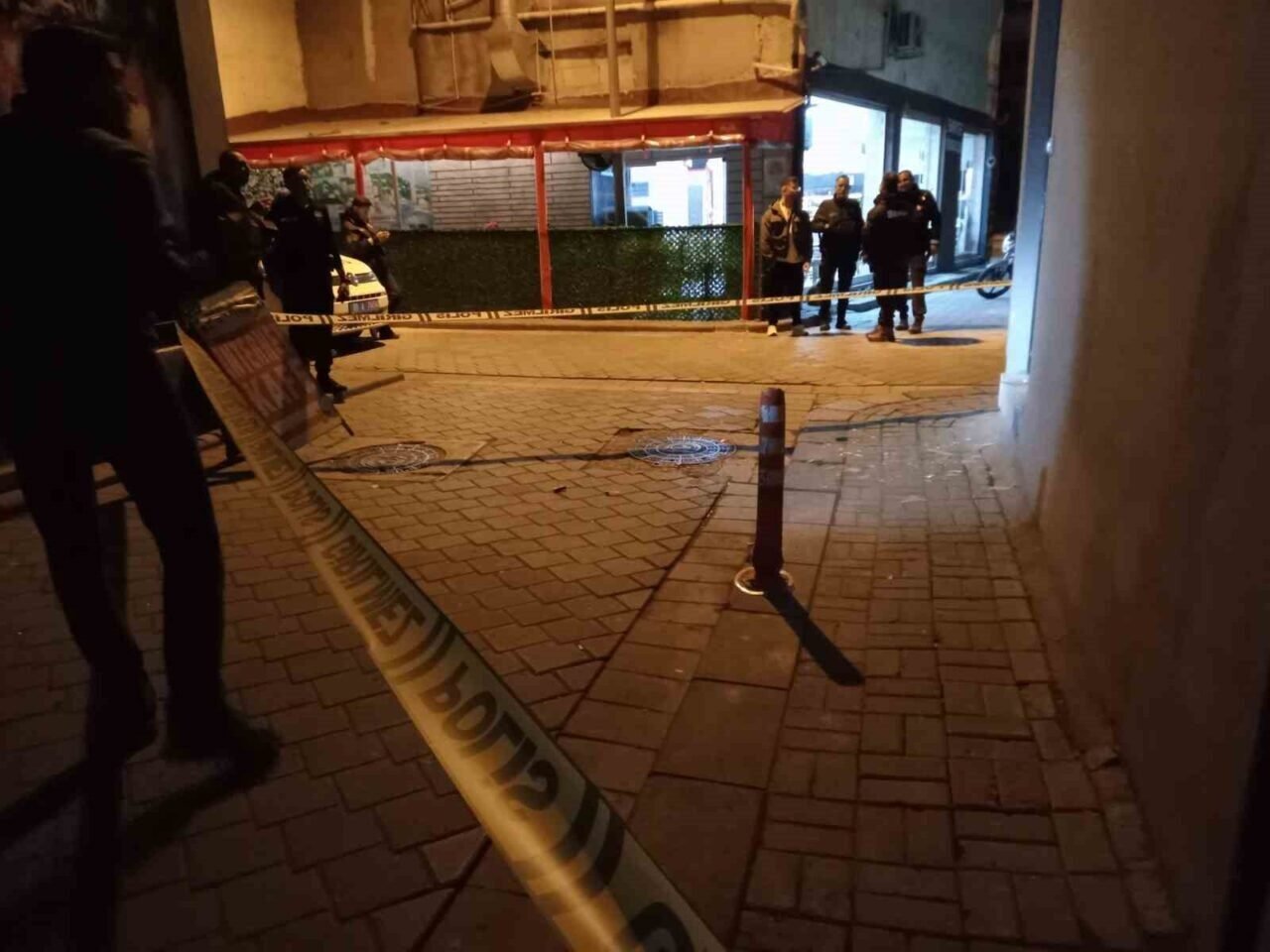Motosikletli saldırganlar iş yerine tüfekle 3 el ateş açıp kaçtı