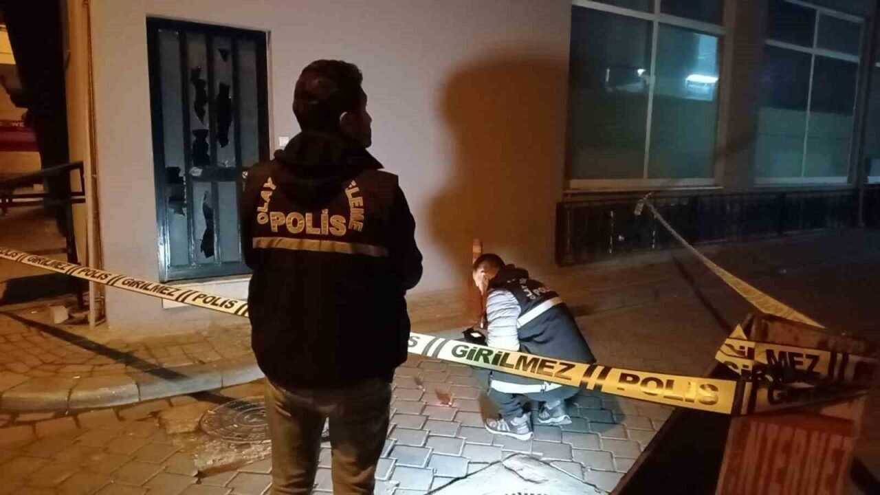 Motosikletli saldırganlar iş yerine tüfekle 3 el ateş açıp kaçtı Motosikletli saldırganlar iş yerine tüfekle 3 el ateş açıp kaçtı