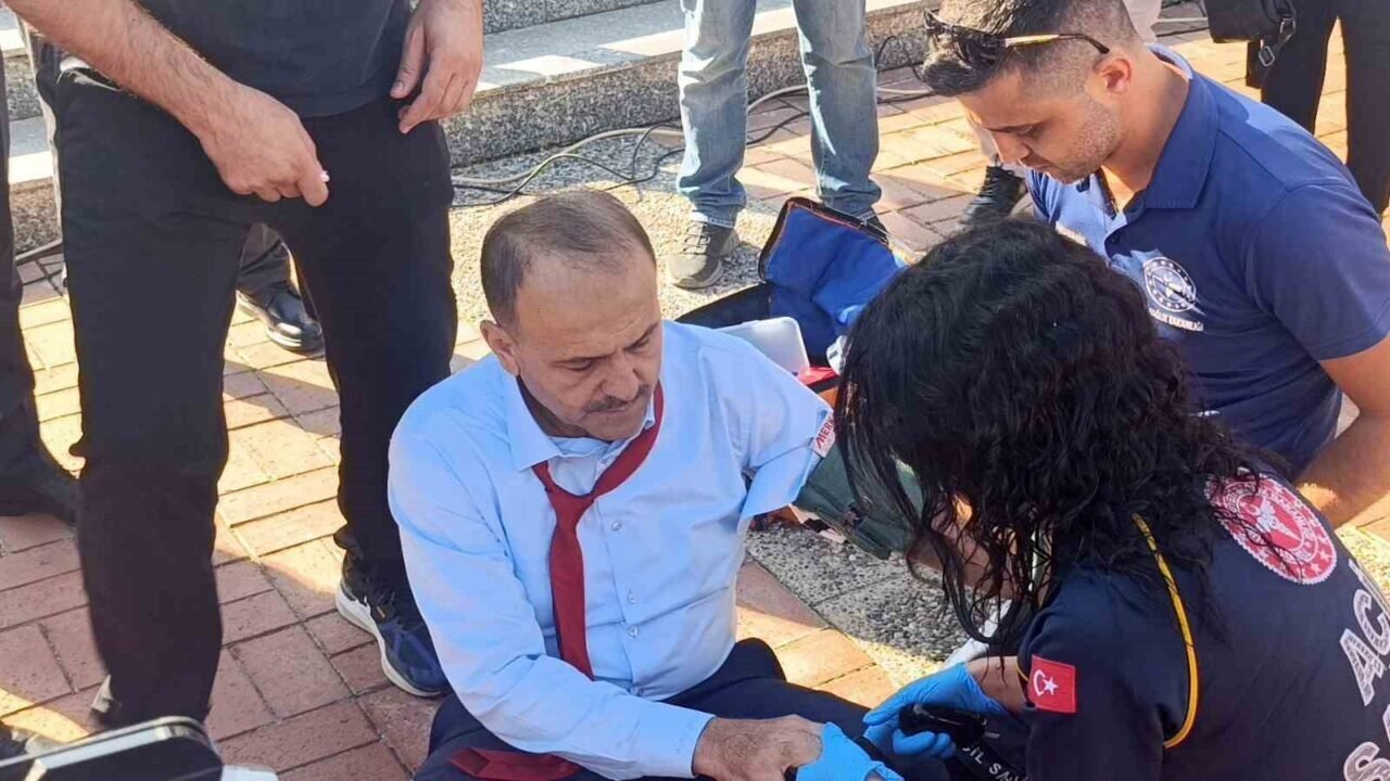 Muhtarlar Günü’nde kürsüde konuşurken baygınlık geçiren muhtarın telefonları susmuyor