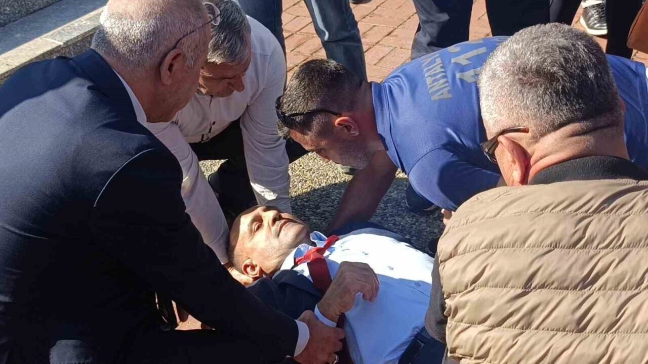 Muhtarlar Günü’nde kürsüde konuşurken baygınlık geçiren muhtarın telefonları susmuyor