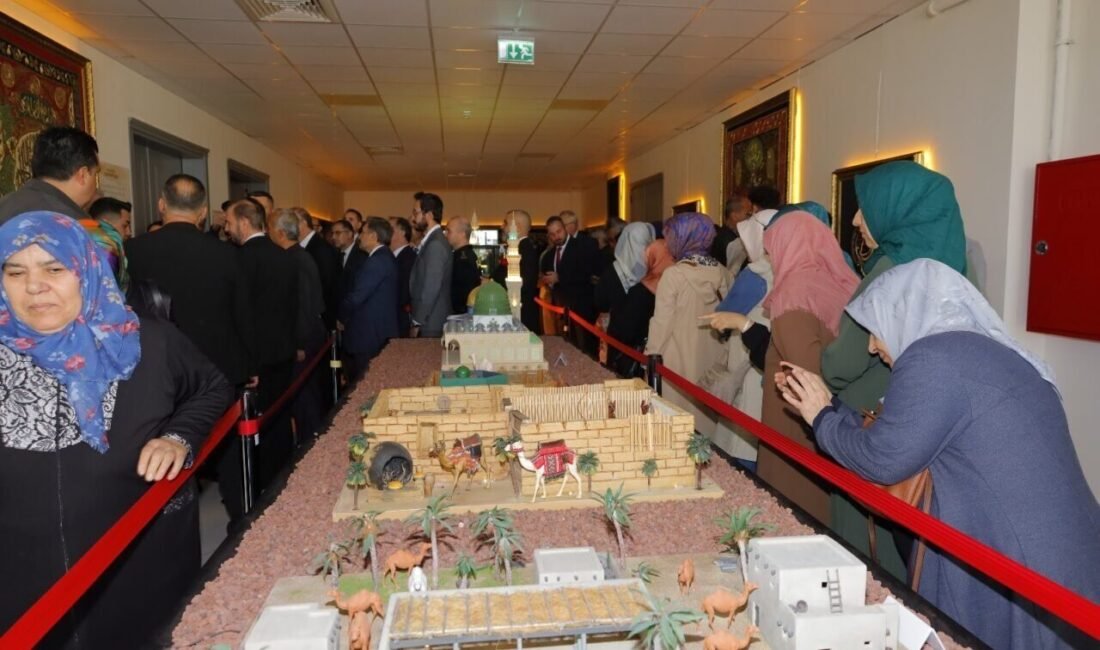 Mukaddes Emanetler Sergisi dört gün boyunca Denizlililerin ziyaretine sunulacak Denizli Valiliği himayesinde, Denizli İl Müftülüğü’nün koordinesinde düzenlenen “Mukaddes Emanetler