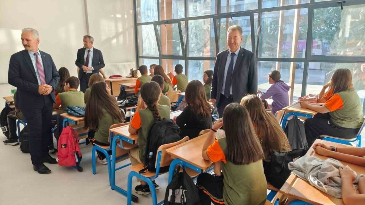Münire Bayer Ortaokulu’nda bugün ilk ders zili çaldı